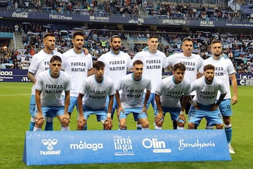 Los jugadores del Mlaga forman con esta camiseta en apoyo de su compa?ero.