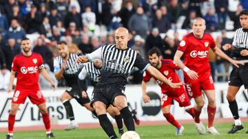 Momento en que Toni García falla el penalti decisivo.