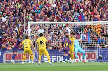 Córner lanzado por Lamine Yamal que se come Dmitrovic, ya que se choca con su compañero El Hilali, dejando a un Ferran Torres completamente solo para empujar el balón al fondo de la portería y anotar el 1-0 para el Barcelona. 