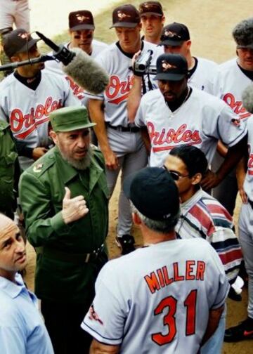 Fidel Castro dando una charla a los Baltimore Orioles en un partido en el Estadio Latinoamericano jugado en La Habana el 28 de marzo de 1999 antes de jugar contra la selección cubana.