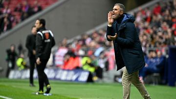 Gaizka Garitano, dando instrucciones durante el Atlético de Madrid - Almería.