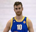 Víctor Claver ya posa con la camiseta del Khimki ruso