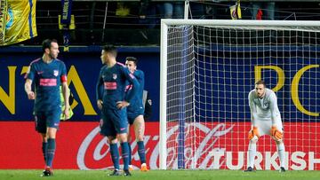 Soccer Football - La Liga Santander - Villarreal vs Atletico Madrid - Estadio de la Ceramica, Villarreal, Spain - March 18, 2018 Atletico Madrid's Jan Oblak and team mates look dejected REUTERS/Heino Kalis