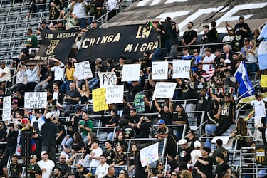 La sección 3252 del BMO Stadium protesta contra 'la migra' (las autoridades migratorias estadounidenses) durante el partido de MLS entre LAFC y Sporting Kansas City, que terminó con victoria 3-1 de los 'Black & Gold'. Las barras de LAFC se manifestaron silenciosamente y evitaron alentar al equipo en señal de rechazo al ICE.