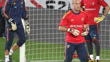 <b>LOS GUARDIANES ESPAÑOLES. </b>Pepe Reina, Casillas y Valdés, durante un entrenamiento.