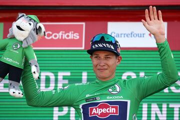 Jasper Philipsen celebra que sigue con el maillot verde una etapa más.
