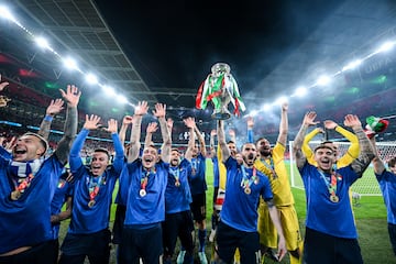 La selección italiana consiguió su primera Eurocopa en 1968 siendo el país organizador de la tercera edición. Italia y Yugoslavia jugaron la final en el Stadio Olimpico de Roma. Se jugó un primer partido que acabó con empate a uno tras los minutos reglamentarios y la prórroga. Se tuvo que jugar un segundo partido, 48 horas después, para que se decidiera el ganador. Italia se llevó el premio tras ganar 2-0 con goles de Gigi Riva y Pietro Anastasi. La segunda llegó muchos años después de la primera, fue en la Eurocopa de 2020, que se tuvo que retrasar al verano de 2021 por la pandemia de la COVID-19. Los italianos levantaron la copa tras ganar en la tanda de penaltis a Inglaterra en Wembley. Italia tiene dos subcampeonatos en el torneo (2000 y 2012). En la foto, la Italia campeona en 2021.