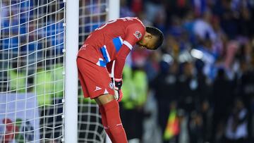 Kevin Mier of Cruz Azul during the Semifinal second leg match between Cruz Azul and America as part of the Liga BBVA MX, Torneo Apertura 2024 at Ciudad de los Deportes Stadium on December 08, 2024 in Mexico City, Mexico.