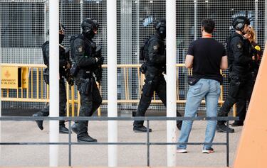 Con un alto dispositivo de seguridad, el Valencia Basket recibe al Maccabi de Tel Aviv en la tercera jornada de la Euroliga. El partido ha sido declarado de alto riesgo y habrá cerca de 700 agentes velando por la seguridad dentro y fuera del pabellón.