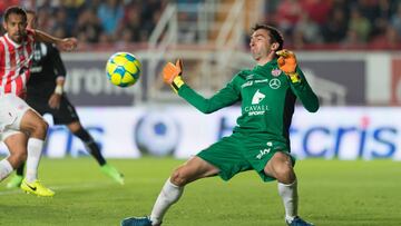 Los Rayos consiguieron un punto en casa gracias a la gran actuación del guardameta argentino ante Monterrey en el Estadio Victoria.