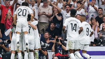 MADRID, 25/08/2024.- Los jugadores del Real Madrid celebran el gol marcado por su compañero, el centrocampista uruguayo del Real Madrid Fede Valverde ante el Real Valladolid durante el partido de la segunda jornada de Liga que Real Madrid y Real Valladolid disputan esta tarde en el estadio Santiago Bernabéu. EFE/Chema Moya