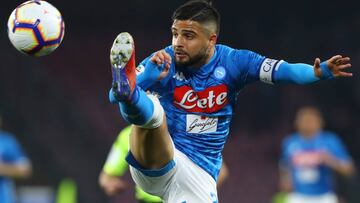 Insigne controla un bal&oacute;n durante un partido con el N&aacute;poles.