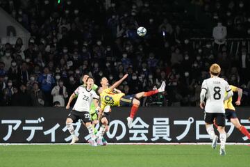 Jhon Jáder Durán y un golazo de chilena de Rafael Santos Borré le dieron la vuelta al marcador tras el primer tanto de Mitoma. Lorenzo mantiene su invicto con la Selección Colombia.