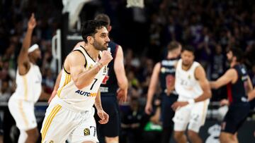 Facundo Campazzo, base del Real Madrid, aprieta el puño para celebrar una canasta en el playoff ante el Baskonia con Yabusele y Tavares al fondo.