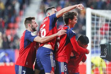 La fiesta del conjunto rojillo tras terminar el partido.  En la imagen, Chimy Ávila.