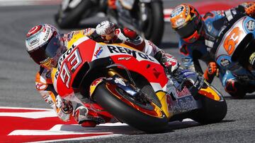 Marc M&aacute;rquez pasando por la chicane de Montmel&oacute; delante de Tito Rabat durante los Libres 3 de MotoGP.