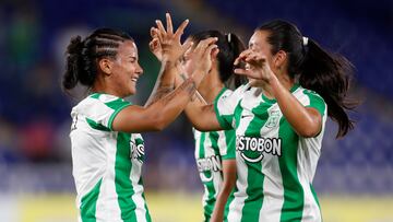 AMDEP9973. CALI (COLOMBIA), 05/10/2023.- Manuela González (i) de Nacional celebra un gol hoy, en un partido de la Copa Libertadores Femenina entre Caracas y Atlético Nacional en el estadio Pascual Guerrero en Cali (Colombia). EFE/ Ernesto Guzmán
