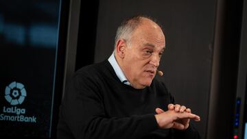 MADRID, 20/02/2023.- El presidente de la Liga Nacional de F¨²tbol Profesional (LNFP), Javier Tebas, durante el acto que han celebrado hoy lunes en la sede de la LNFP, informando de las actualizaciones con los topes que tienen los equipos de f¨²tbol para gastar en sus plantillas. EFE / Fernando Villar.