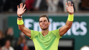 El tenista español Rafa Nadal celebra su victoria ante Novak Djokovic en los cuartos de final de Roland Garros 2022.