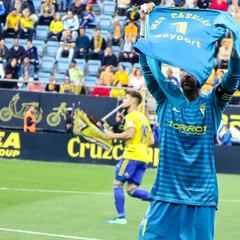 Alberto Cifuentes homenajeó a Casillas antes del Cádiz-Malaga