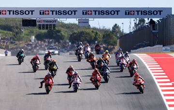 Vista general del inicio de la carrera al sprint. Márquez a la izquierda, aguantó la primera plaza durante las primeras vueltas hasta que cedió ante el buen ritmo que marcaban las Ducati de Bagnaia y Jorge Martín.