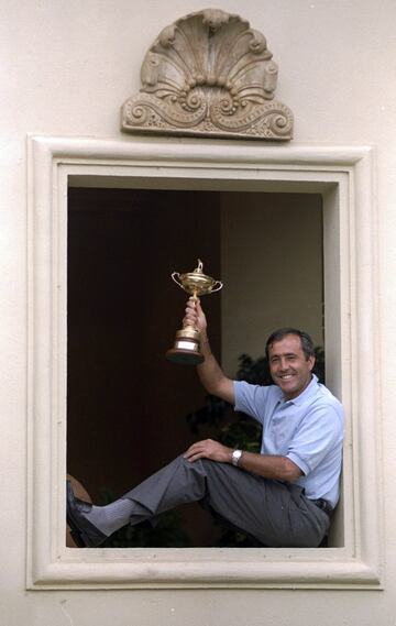En la imágen Severiano Ballesteros con el trofeo de la Ryder Cup en 1997 