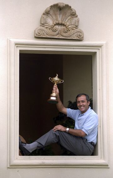 En la im¨¢gen Severiano Ballesteros con el trofeo de la Ryder Cup en 1997