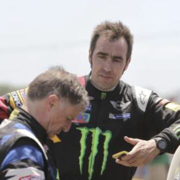 Nani Roma habla con su copiloto, el francés Michel Perin, después de que su vehículo sufriera una avería durante la primera etapa del rally Dakar 2015