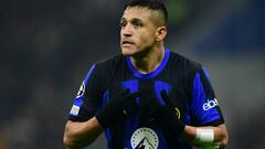 La triste jornada de Alexis: lanzó un balón a la tribuna y discutió con un compañero