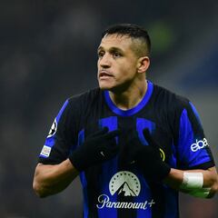 La triste jornada de Alexis: lanzó un balón a la tribuna y discutió con un compañero