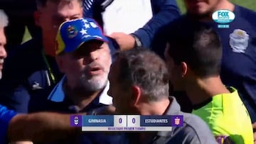 Maradona la lía y se encara con un rival en su derbi: "Hijo de puta"