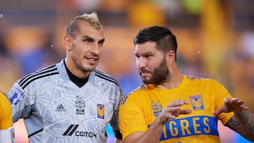 Nahuel Guzmán (izq) y André-Pierre Gignac (der) durante un partido de los Tigres.