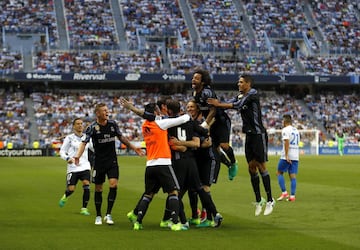 0-2. Karim Benzema celebró el segundo gol.