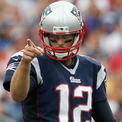 Tom Brady se quita el logo de la NFL del casco