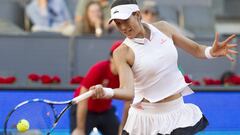 Garbi&ntilde;e Muguruza devuelve una bola ante Timea Babos durante su encuentro en el Mutua Madrid Open.