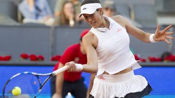 Garbiñe Muguruza devuelve una bola ante Timea Babos durante su encuentro en el Mutua Madrid Open.