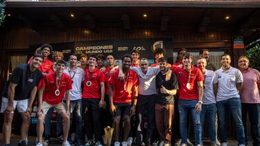 Los miembros del equipo posan a su llegada a la celebración.