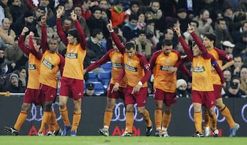 Sinama Pongolle celebra un gol en el Santiago Bernabéu.