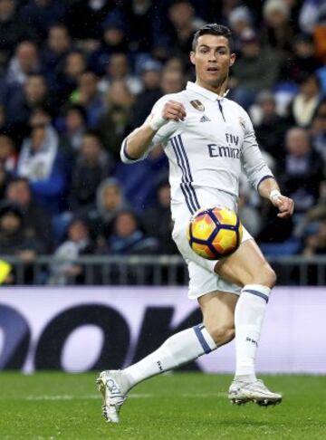 La s¨¦ptima posici¨®n es para el siete del Real Madrid, Cristiano Ronaldo. El futbolista portugu¨¦s, a sus 33 a?os de edad, es capaz de alcanzar una velocidad m¨¢xima sobre el campo de 33,6 kil¨®metros a la hora.