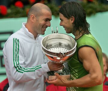Rafa Nadal pis¨® la tierra de Par¨ªs de forma oficial un 23 de mayo de 2005 ante el n¨²mero 65 del mundo, Lars Burgsm¨¹ller, en la pista 1. Despu¨¦s gan¨® a Malisse, Gasquet, Grosjean y Ferrer antes de v¨¦rselas en semifinales, el mismo d¨ªa que cumpl¨ªa 19 a?os, con el n¨²mero uno, Roger Federer. Gan¨® y en la final tambi¨¦n pudo con Mariano Puerta (6-7, 6-3, 6-1 y 7-5). Llegaron las primeras l¨¢grimas. Y la Copa de los Mosqueteros de manos de Zinedine Zidane. Una historia de leyenda arrancaba.
