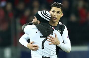 Cristiano abraza a un aficionado de la Juventus durante el partido ante el Leverkusen.
