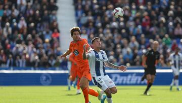 MADRID, 27/10/2024.- Dani Raba (d), del Leganés, disputa el balón con el defensa del Celta Marcos Alonso (i) durante el encuentro que disputan este domingo en el estadio Municipal Butarque, correspondiente a la jornada 11 de LaLiga. EFE/ Kiko Huesca