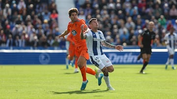 MADRID, 27/10/2024.- Dani Raba (d), del Leganés, disputa el balón con el defensa del Celta Marcos Alonso (i) durante el encuentro que disputan este domingo en el estadio Municipal Butarque, correspondiente a la jornada 11 de LaLiga. EFE/ Kiko Huesca