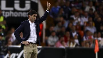 Marcelino, dirigiendo en la banda