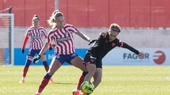 Amanda y Maitane disputan un balón en el Atlético - Sevilla de la Liga F.