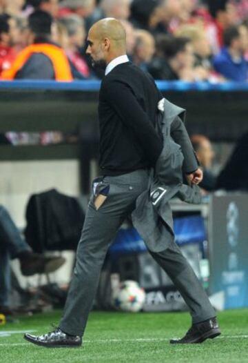 Guardiola con el pantalón roto.