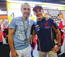 Andrés Iniesta visita los boxes de Yamaha y Honda