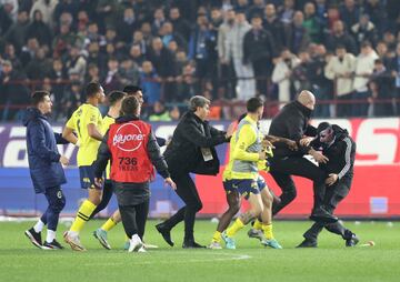 Numerosos ultras del Trabzonspor han agredido este domingo a los jugadores del Fenerbahçe tras perder su club en casa por 2-3. Tras pitarse el final del partido, los jugadores del Fenerbahçe intentaron celebrar la victoria sobre el césped, pero numerosos ultras del Trabzonspor irrumpieron en el campo agrediendo a los jugadores. Los futbolistas se defendieron, produciéndose una batalla campal de la que los jugadores fueron rescatados por las fuerzas de seguridad. 