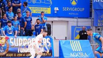 Gadeia encara a un jugador del Peñíscola.