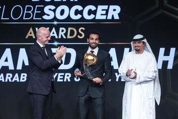 Mohamed Salah recibe el premio al mejor jugador Árabe del año durante los premios Dubai Globe Soccer 2016